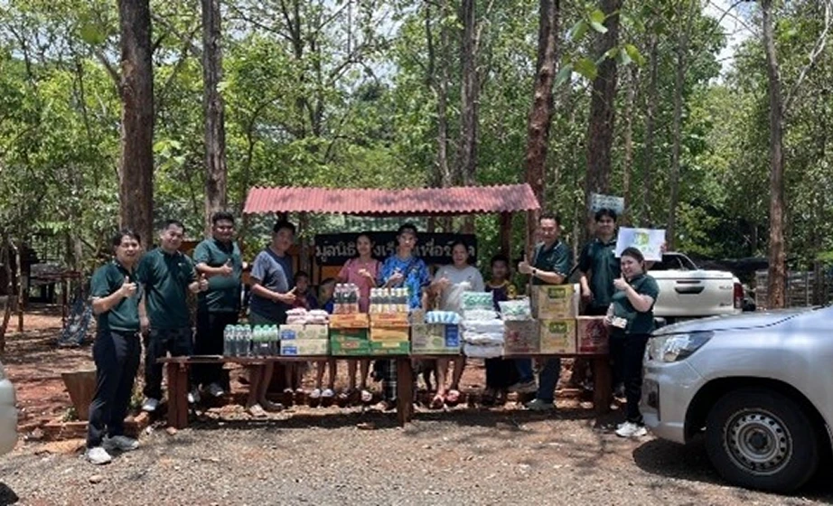 กลุ่มผู้บริหารและพนักงานส่งมอบข้าวสาร อาหารแห้ง และสิ่งของอุปโภคบริโภคที่จำเป็น ให้กับโรงเรียนเพื่อชีวิต วัดดอนจั่น 1