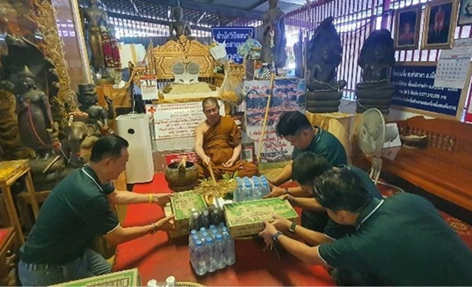 กลุ่มผู้บริหารและพนักงานส่งมอบข้าวสาร อาหารแห้ง และสิ่งของอุปโภคบริโภคที่จำเป็น ให้กับโรงเรียนเพื่อชีวิต วัดดอนจั่น 2